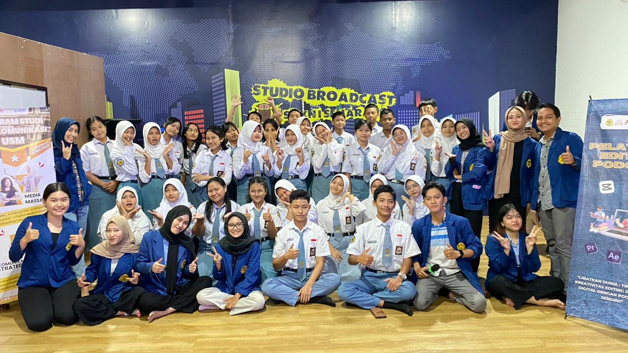 Mahasiswa USM Gelar Pelatihan Editing Podcast untuk Siswa SMK 1 Semarang Jurusan Broadcasting