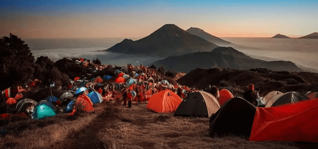 Menikmati Keindahan Alam di Puncak Gunung Prau, Spot Camping Favorit di Dieng